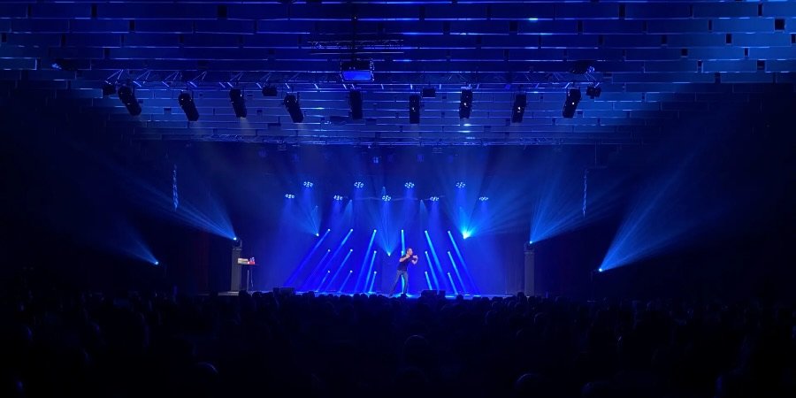 La scène de la salle Marcel-Sembat éclairée en bleu pendant un spectacle
